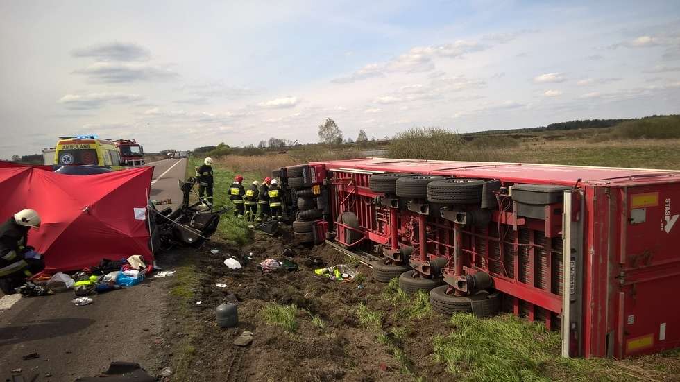  Wypadek w Dorohuczy: Kobieta wjechała pod ciężarówkę i zginęła (zdjęcie 4) - Autor: Wojciech Chudoba