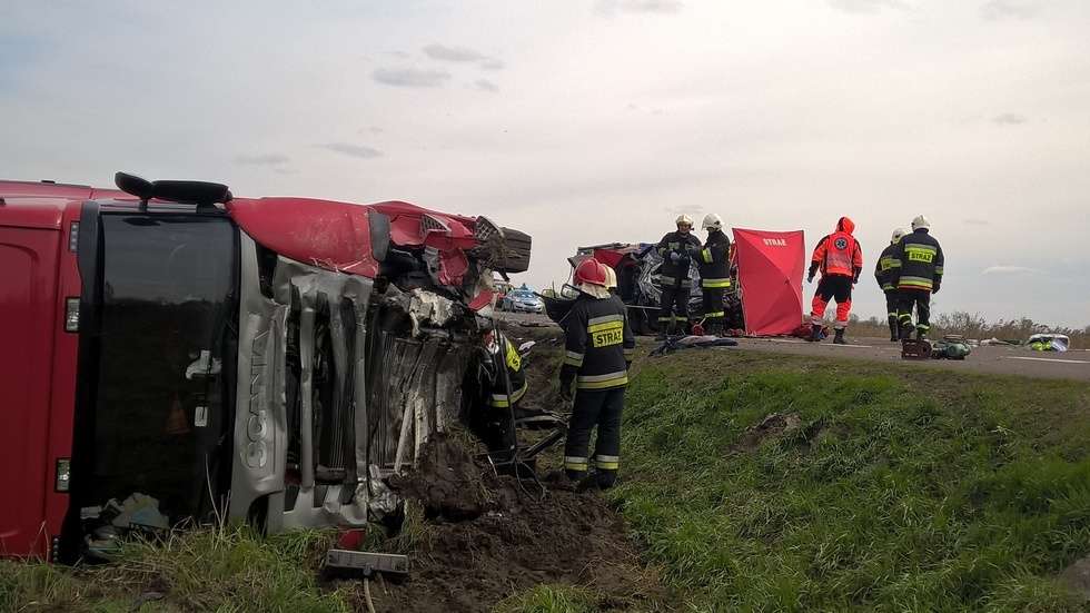  Wypadek w Dorohuczy: Kobieta wjechała pod ciężarówkę i zginęła (zdjęcie 1) - Autor: Wojciech Chudoba