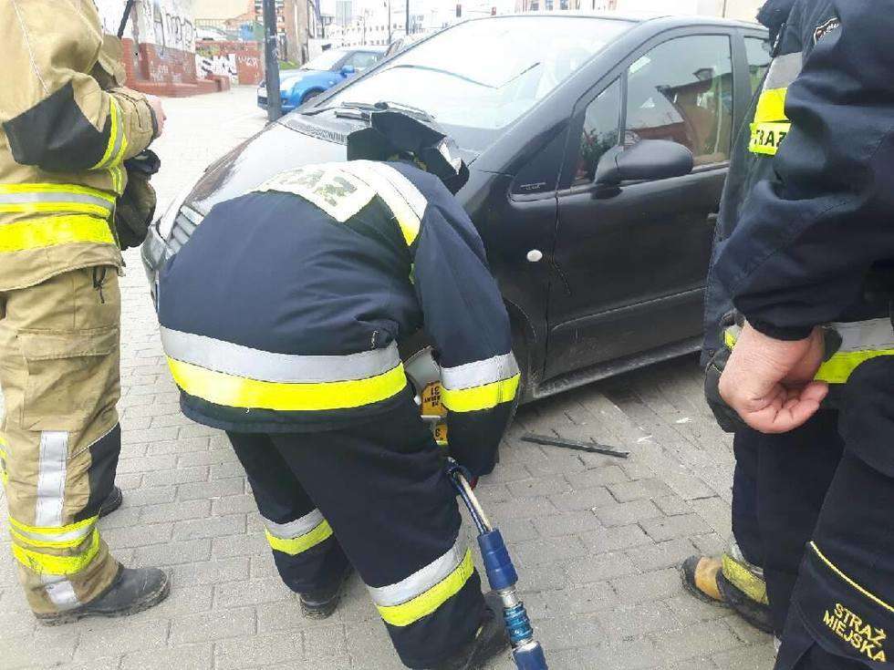  Strażacy rozcięli blokadę na kole założoną przez straż miejską  - Autor: OSP Pawlin