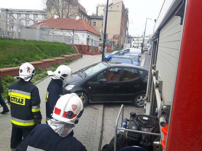 Strażacy rozcięli blokadę na kole założoną przez straż miejską - Autor: OSP Pawlin