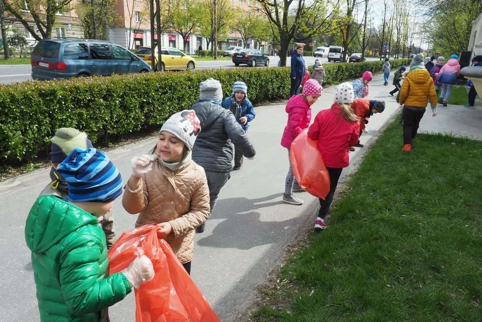  Przedszkole nr 5: Akcja Posprzątajmy Lublin na wiosnę (zdjęcie 2) - Autor: Maciej Kaczanowski