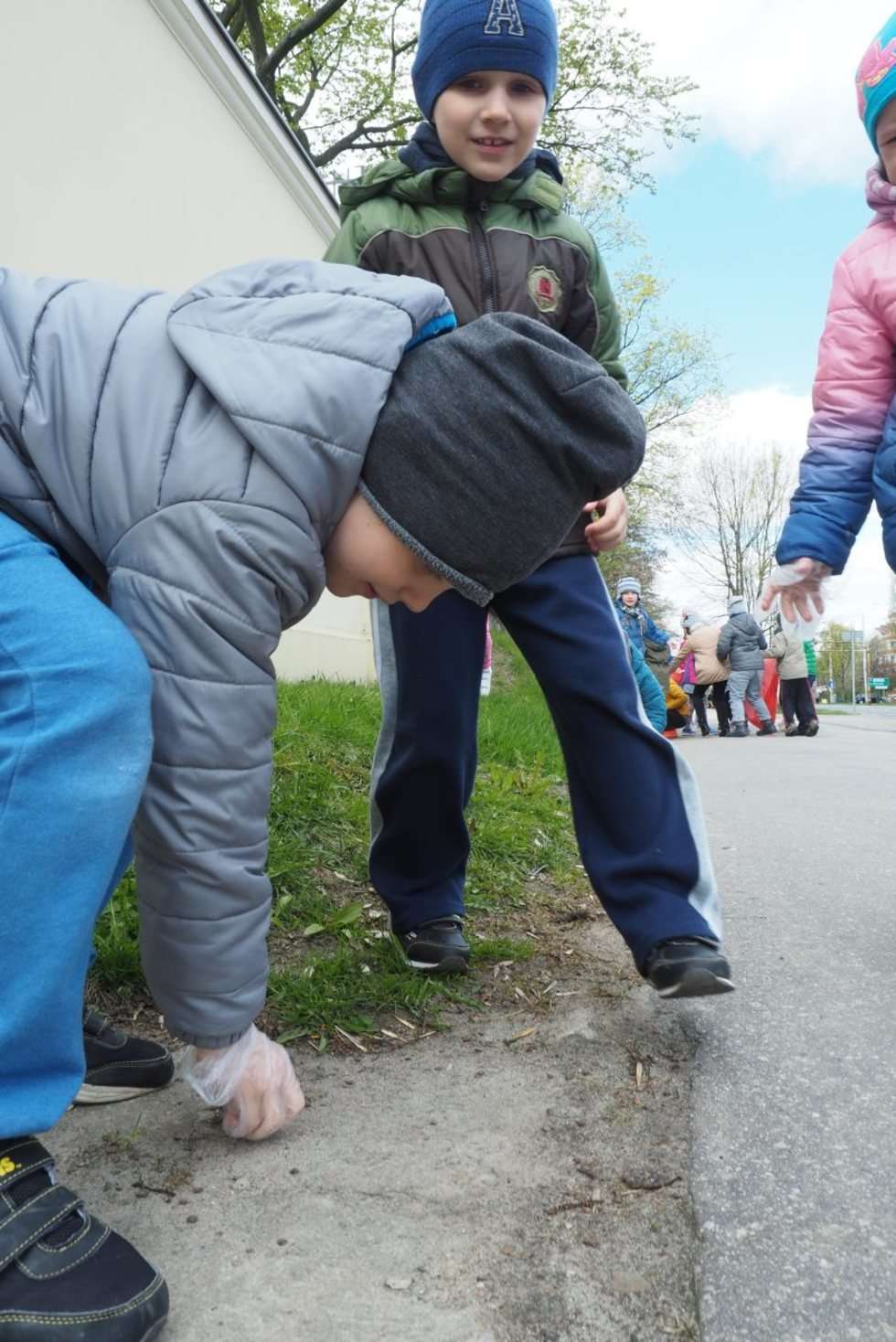  Przedszkole nr 5: Akcja Posprzątajmy Lublin na wiosnę (zdjęcie 7) - Autor: Maciej Kaczanowski
