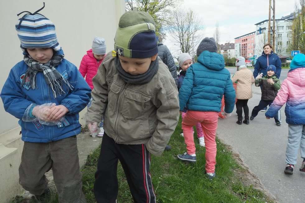  Przedszkole nr 5: Akcja Posprzątajmy Lublin na wiosnę (zdjęcie 6) - Autor: Maciej Kaczanowski