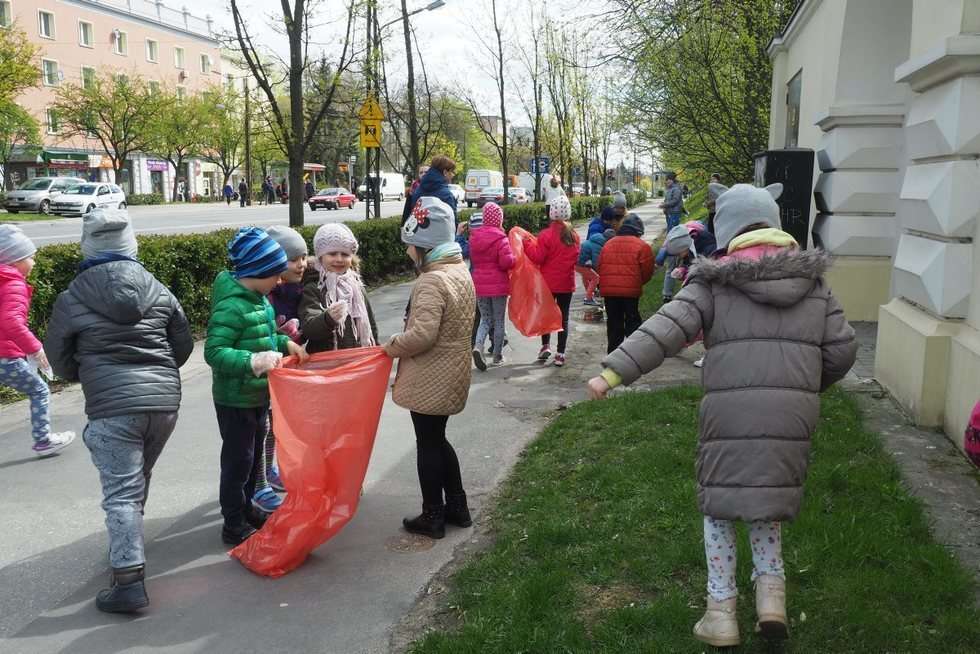  Przedszkole nr 5: Akcja Posprzątajmy Lublin na wiosnę (zdjęcie 4) - Autor: Maciej Kaczanowski