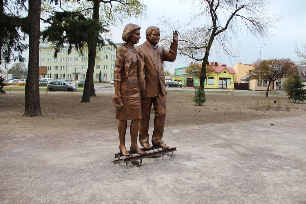  Pomnik Marii i Lecha Kaczyńskich w Białej Podlaskiej (zdjęcie 4) - Autor: Ewelina Burda