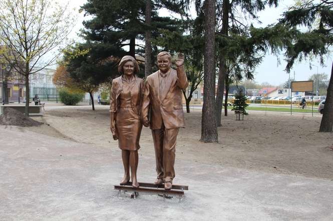 Pomnik Marii i Lecha Kaczyńskich w Białej Podlaskiej - Autor: Ewelina Burda