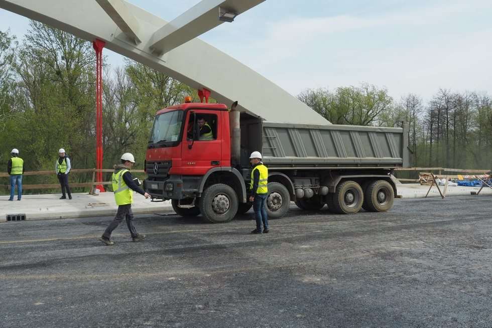  Testy obciążeniowe nowego mostu na Bystrzycy (zdjęcie 13) - Autor: Maciej Kaczanowski