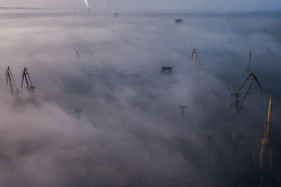  <p>I miejsce/ Natura/ zdjęcia pojedyncze</p>
<p>Żurawie stoczni szczecińskiej wystające ponad poranną mgłą. Szczecin, 8 marca 2016 r.</p>