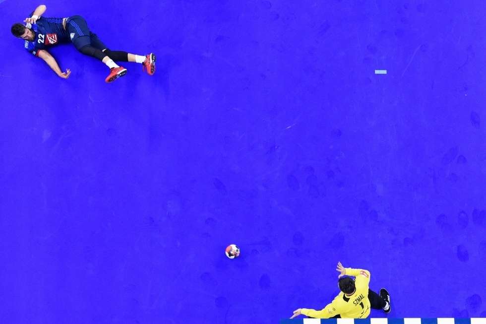  <p>I miejsce/ Sport/ zdjęcie pojedyncze</p>
<p>Udana interwencja Sławomira Szmala po rzucie Luki Karabaticia podczas meczu Polska &ndash; Francja w ramach EHF EURO 2016. Krak&oacute;w, 19 stycznia 2016 r.</p>