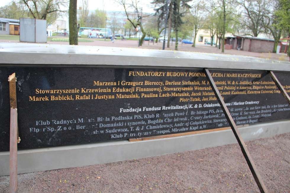  Pomnik Kaczyńskich zakryty blachą (zdjęcie 3) - Autor: Ewelina Burda