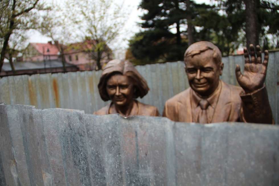 Pomnik Kaczyńskich zakryty blachą  - Autor: Ewelina Burda