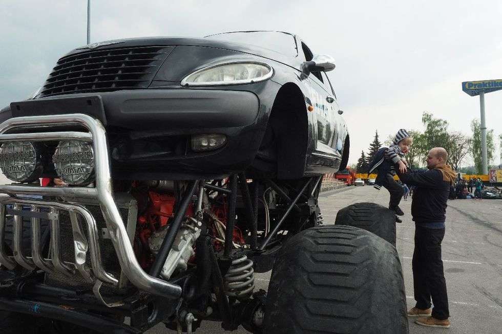  Motor Show na ul. Turystycznej: Monster Truck w akcji (zdjęcie 2) - Autor: Maciej Kaczanowski