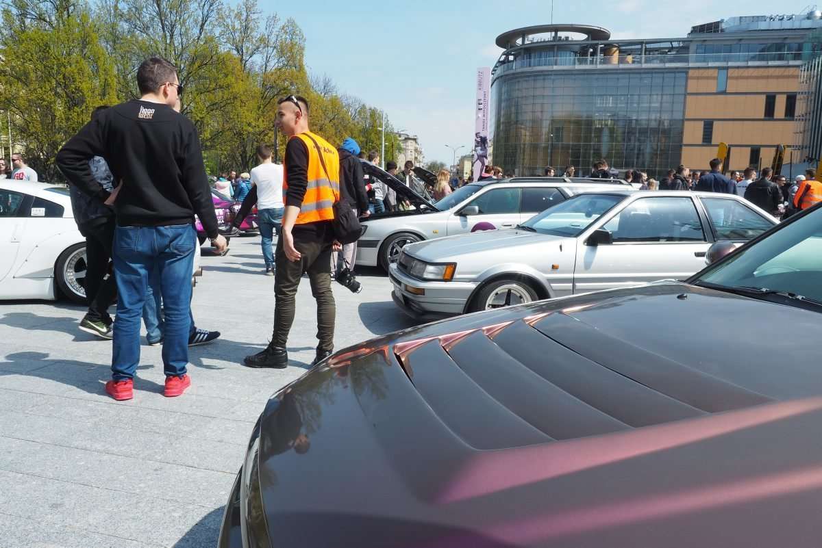 Pl. Teatralny w Lublinie: pokaz tuningowanych samochodów do dryftu