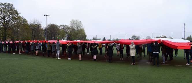 Uczniowie z Puław uszyli ogromną flagę - Autor: ZSO nr 1