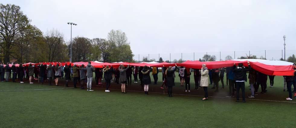  Uczniowie z Puław uszyli ogromną flagę (zdjęcie 1) - Autor: ZSO nr 1