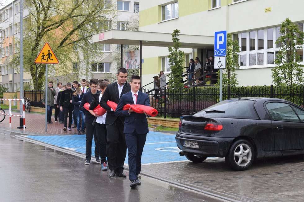 Uczniowie z Puław uszyli ogromną flagę  - Autor: ZSO nr 1