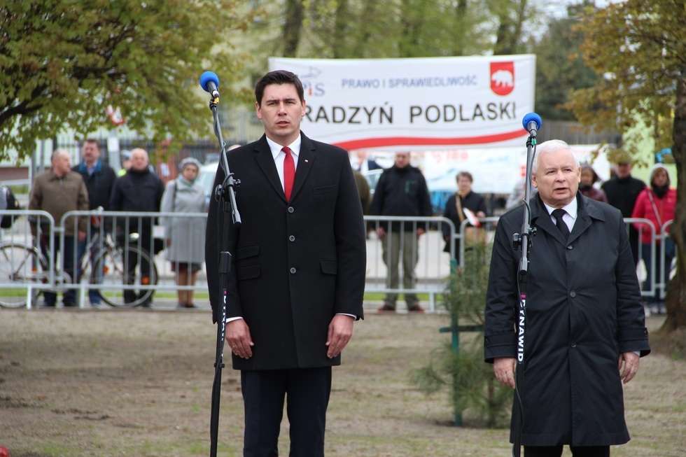  Odsłonięcie pomnika Lecha i Marii Kaczyńskich (zdjęcie 5) - Autor: Ewelina Burda