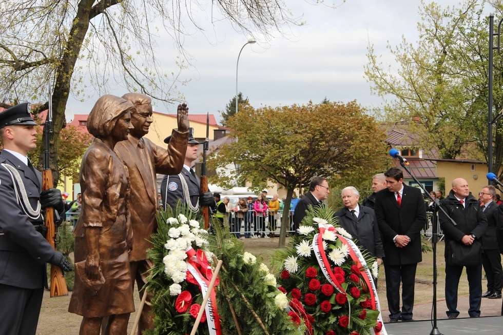  Odsłonięcie pomnika Lecha i Marii Kaczyńskich (zdjęcie 22) - Autor: Ewelina Burda