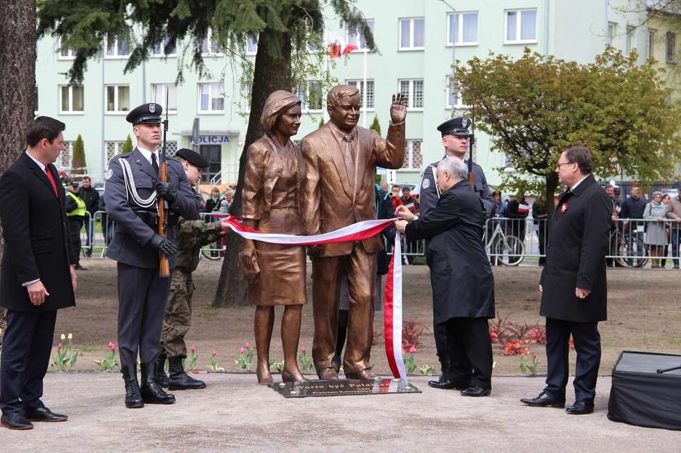  Odsłonięcie pomnika Lecha i Marii Kaczyńskich (zdjęcie 12) - Autor: Ewelina Burda