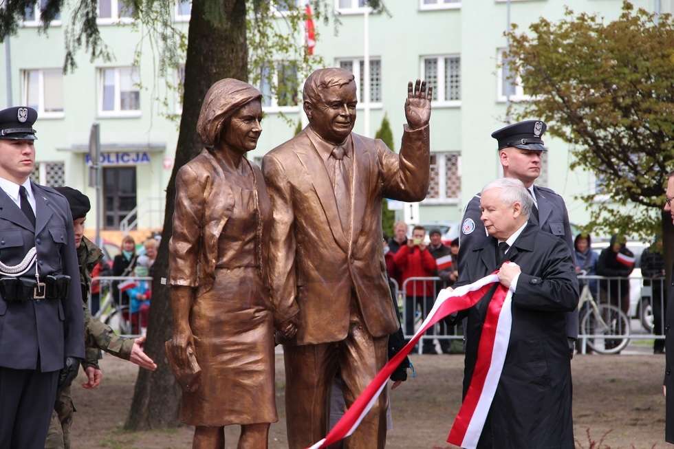  Odsłonięcie pomnika Lecha i Marii Kaczyńskich (zdjęcie 3) - Autor: Ewelina Burda