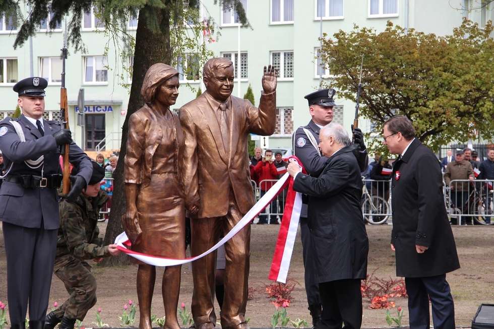  Odsłonięcie pomnika Lecha i Marii Kaczyńskich (zdjęcie 11) - Autor: Ewelina Burda