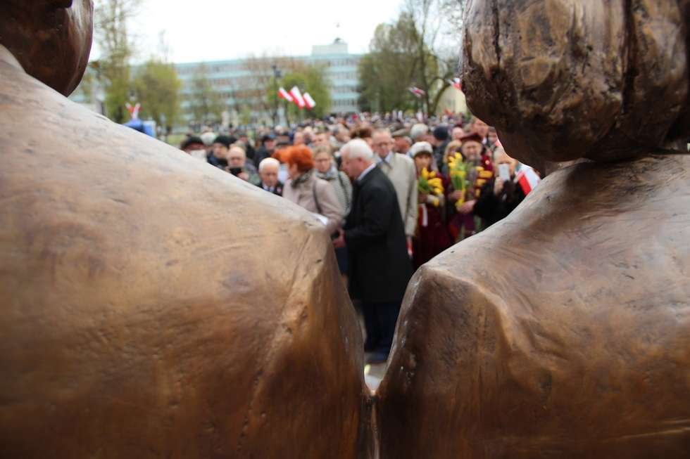  Odsłonięcie pomnika Lecha i Marii Kaczyńskich (zdjęcie 2) - Autor: Ewelina Burda