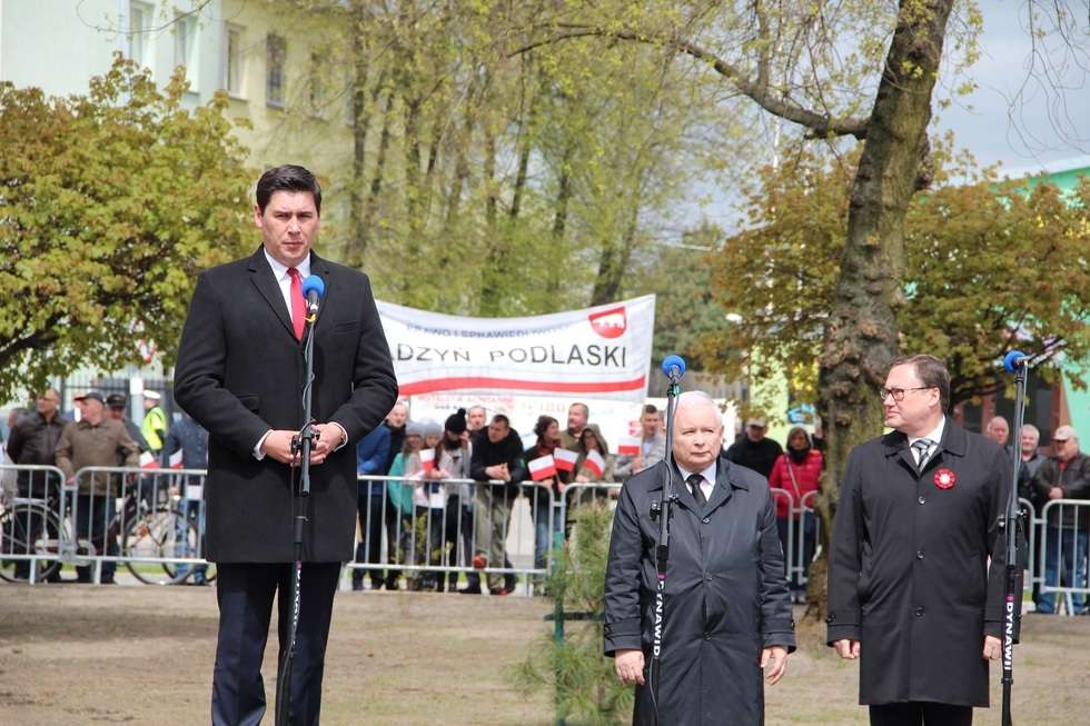  Odsłonięcie pomnika Lecha i Marii Kaczyńskich (zdjęcie 4) - Autor: Ewelina Burda