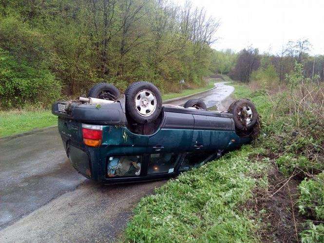 Wypadek w Celejowie. Samochód dachował - Autor: OSP Wąwolnica