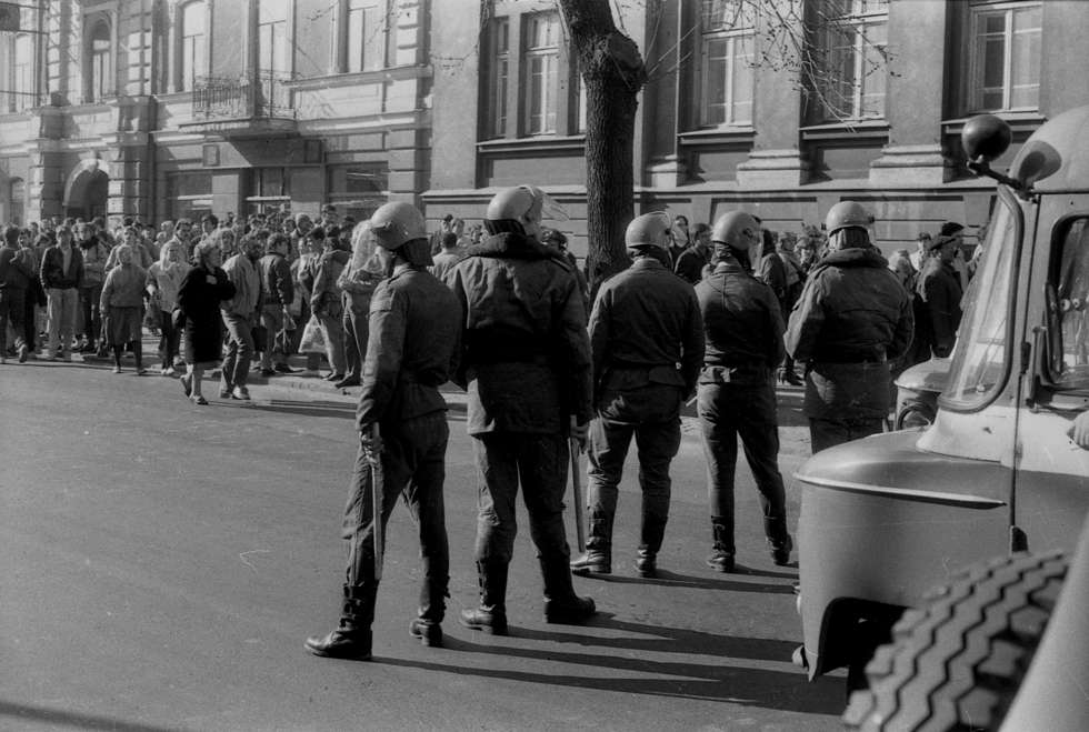  <p>W 1982 roku na pl. Litewskim doszło do jednej z wielu antyrządowych demonstracji. Zomowcy starali się zablokować wejście na plac (na zdjęciu).</p>
<p>&nbsp;<strong>Chcemy wolności</strong></p>
<p>Z kolei w 1988 roku w&nbsp;70. rocznicę odzyskania niepodległości pod pomnikiem Konstytucji 3 Maja odbyła się największa manifestacja lublinian od stanu wojennego. Dzień przed manifestacją &oacute;wczesny prezydent Edward Leńczuk nie wyraził zgody na zgromadzenie. Do udziału w&nbsp;manifestacji zachęcały przygotowane ulotki, między innymi z&nbsp;hasłem &bdquo;Niech żyje wolna Polska&rdquo;.</p>
<p>O godzinie 18 odprawiono mszę w&nbsp;kościele pobrygidkowskim oraz oo. Jezuit&oacute;w, skąd jej uczestnicy przeszli na plac Litewski. W&nbsp;sumie udział w&nbsp;manifestacji wzięło ponad 5 tys. os&oacute;b.</p>
<p>- Podczas tej demonstracji najwięcej było transparent&oacute;w z&nbsp;napisami &bdquo;Precz z&nbsp;komuną&rdquo; i&nbsp;&bdquo;Chcemy wolności&rdquo; - opowiada Jacek Mirosław. - Już wtedy dało się odczuć atmosferę upadku tego systemu.&nbsp;</p>