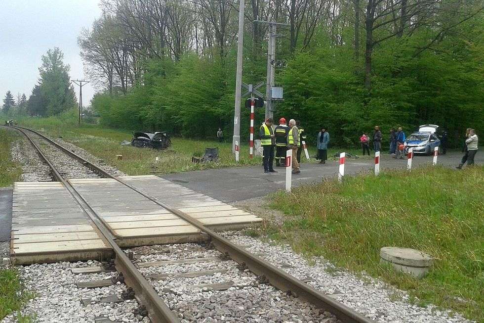  Wypadek na przejeździe kolejowym w Sobieszczanach (zdjęcie 2) - Autor: KM PSP w Lublinie