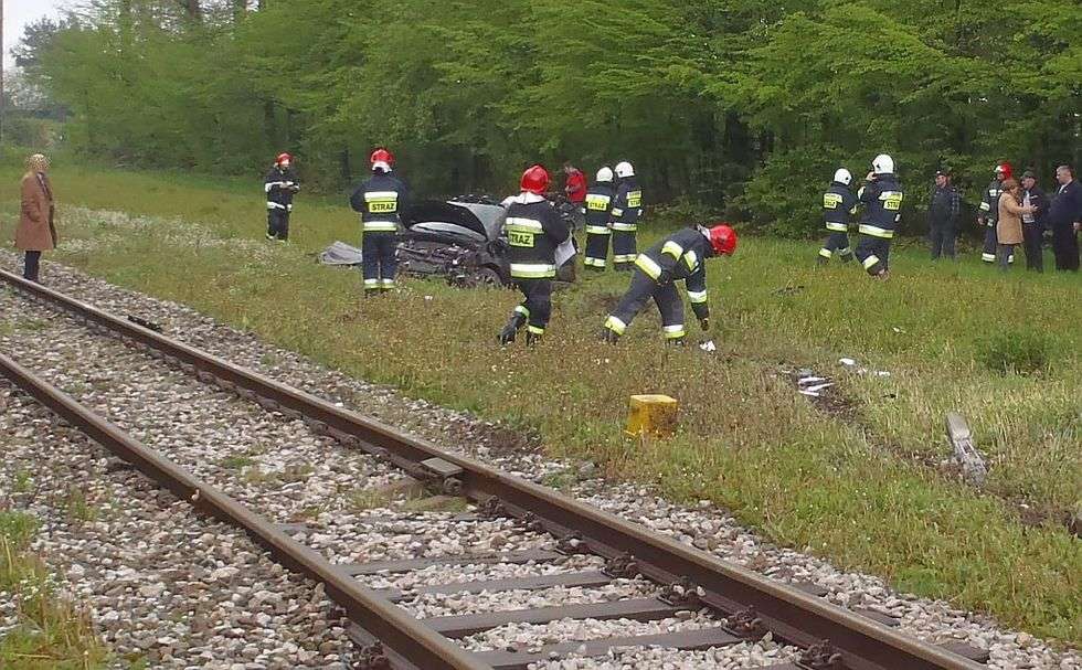  Wypadek na przejeździe kolejowym w Sobieszczanach  - Autor: KP PSP w Kraśniku
