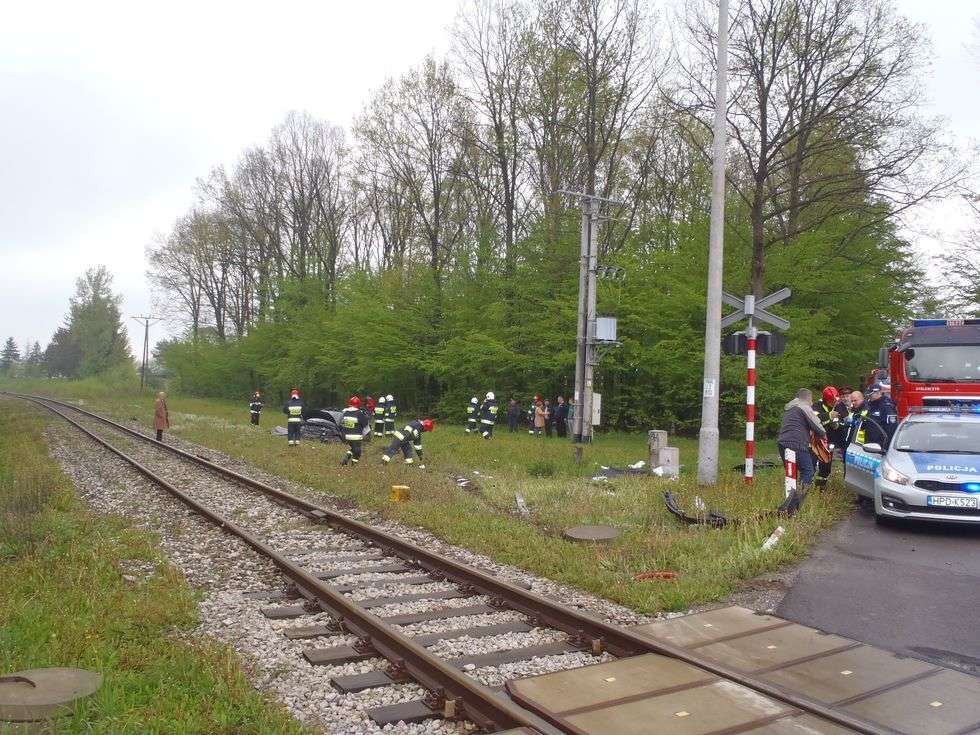  Wypadek na przejeździe kolejowym w Sobieszczanach (zdjęcie 3) - Autor: KP PSP w Kraśniku
