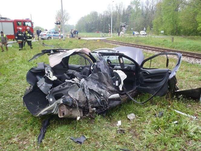 Wypadek na przejeździe kolejowym w Sobieszczanach - Autor: KP PSP w Kraśniku