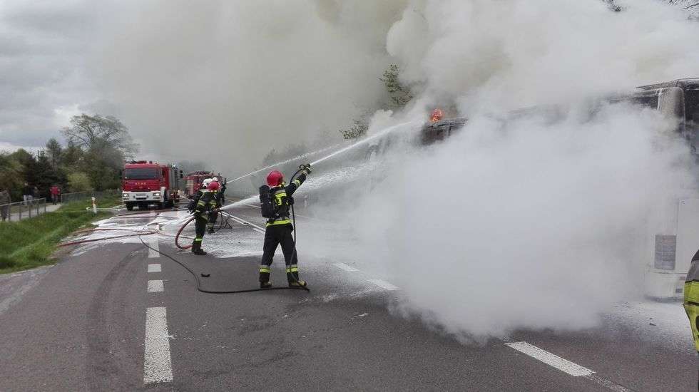 Pożar autokaru w Fajsławicach (zdjęcie 5) - Autor: kpt. Kamil Bereza/ KP PSP Krasnystaw