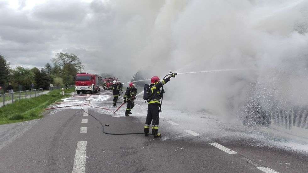  Pożar autokaru w Fajsławicach (zdjęcie 9) - Autor: kpt. Kamil Bereza/ KP PSP Krasnystaw