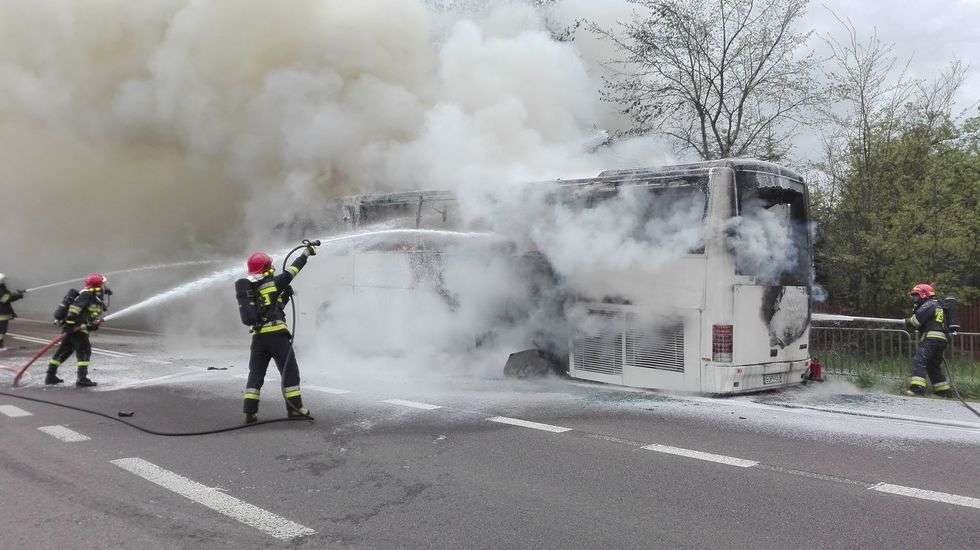  Pożar autokaru w Fajsławicach (zdjęcie 4) - Autor: kpt. Kamil Bereza/ KP PSP Krasnystaw