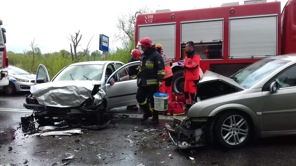  Wypadek na drodze Puławy - Gołąb (zdjęcie 3) - Autor: PSP Puławy