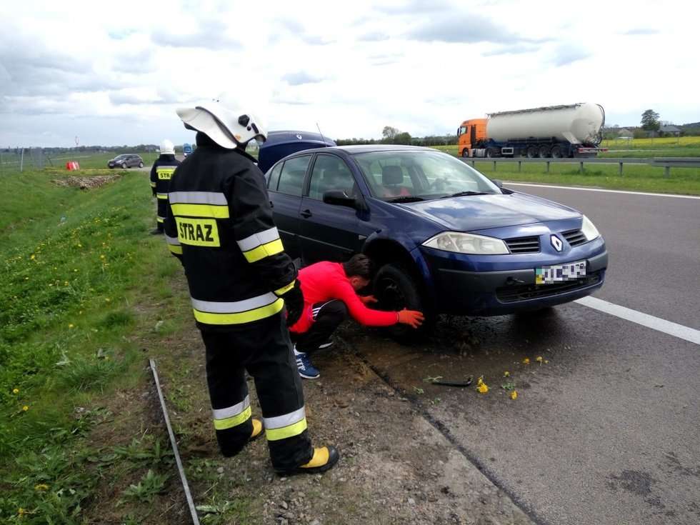  S17: Kierowca zjechał z jezdni i wpadł do rowu (zdjęcie 4) - Autor: Maciej Kaczanowski