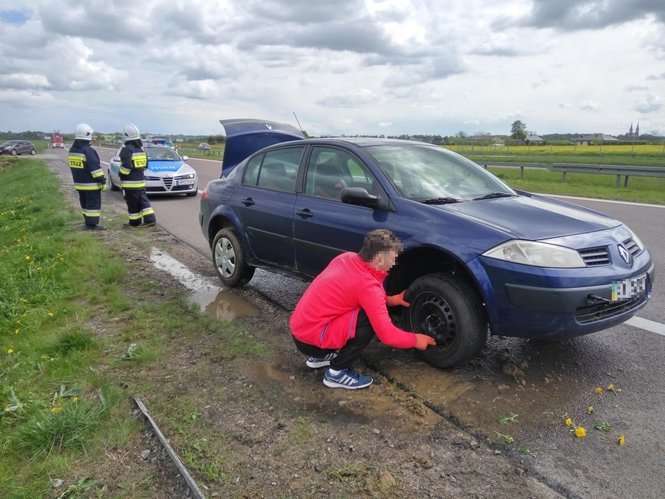 S17: Kierowca zjechał z jezdni i wpadł do rowu