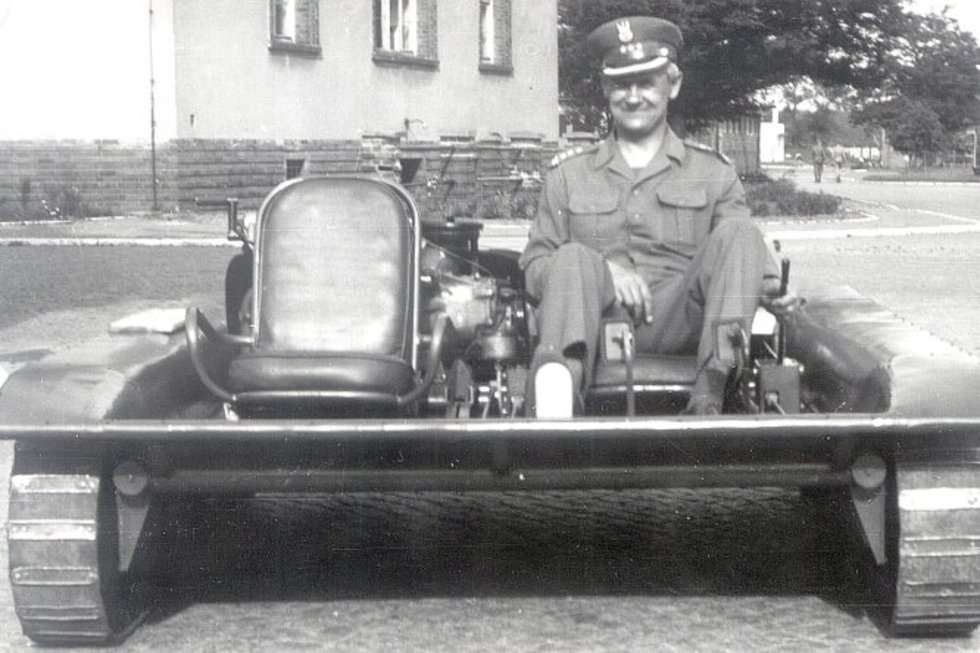  <p>Konstruktor płk Zbigniew Węglarz w pierwszej wersji pojazdu, napędzanej silnikiem motocykla M-72.</p>