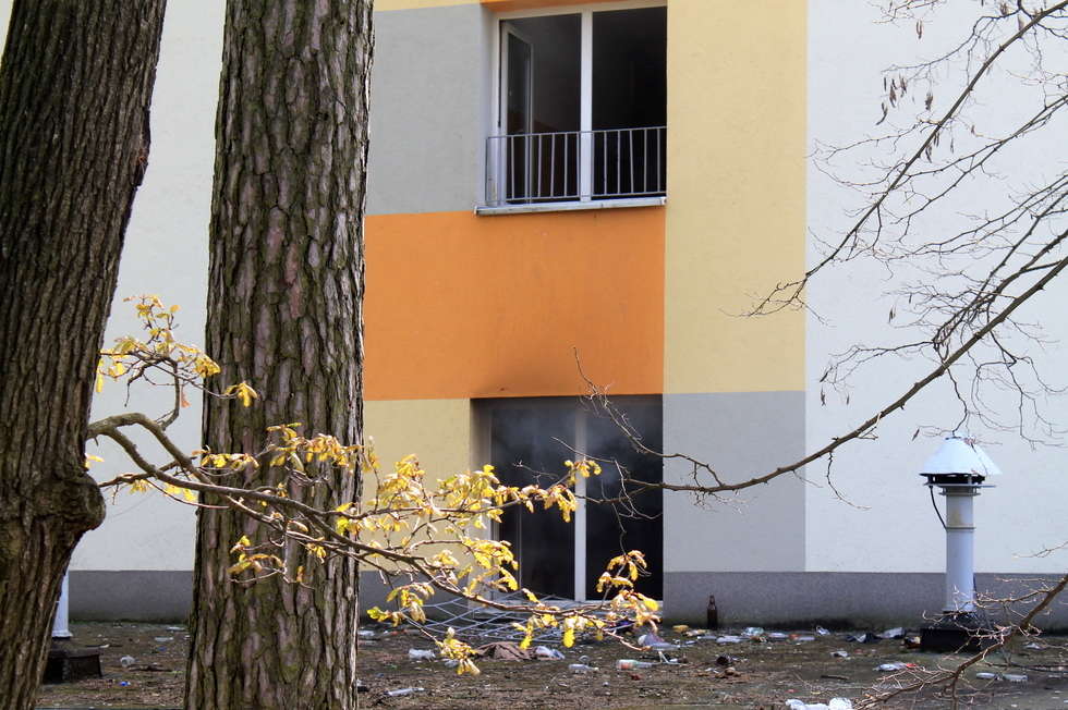  Pożar mieszkania na os. Sienkiewicza w Puławach (zdjęcie 7) - Autor: Radosław Szczęch