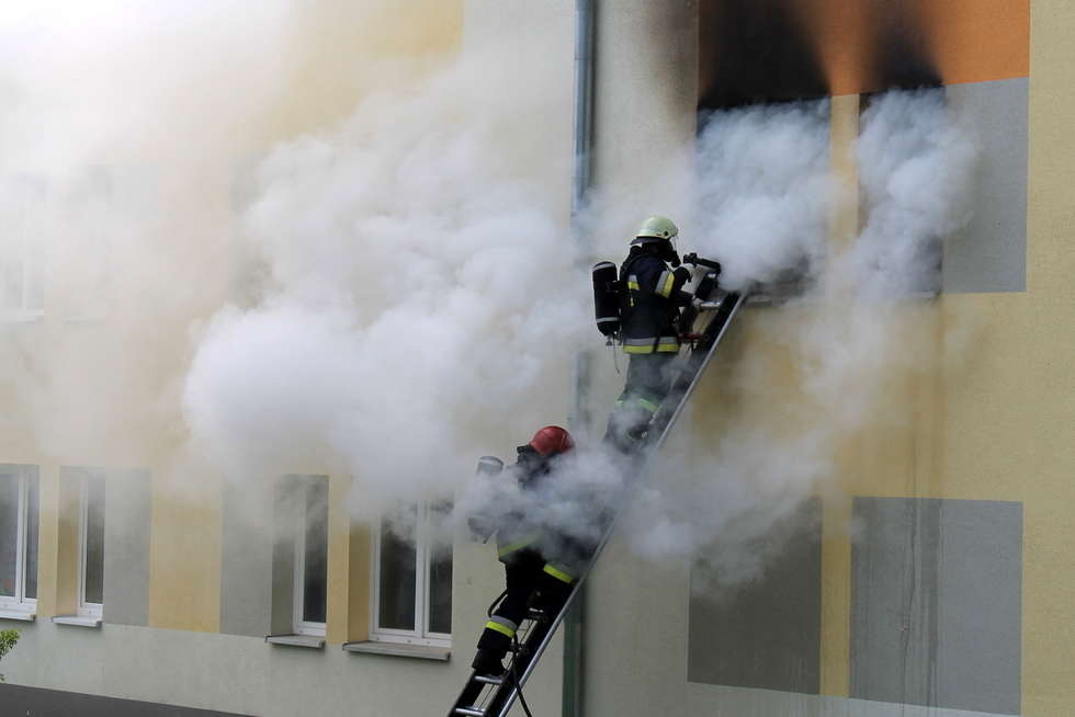  Pożar mieszkania na os. Sienkiewicza w Puławach (zdjęcie 1) - Autor: Radosław Szczęch