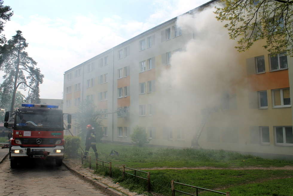  Pożar mieszkania na os. Sienkiewicza w Puławach (zdjęcie 8) - Autor: Radosław Szczęch