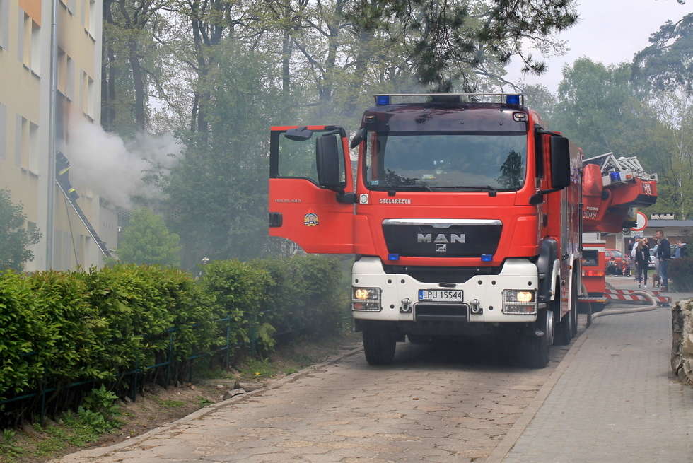  Pożar mieszkania na os. Sienkiewicza w Puławach (zdjęcie 6) - Autor: Radosław Szczęch