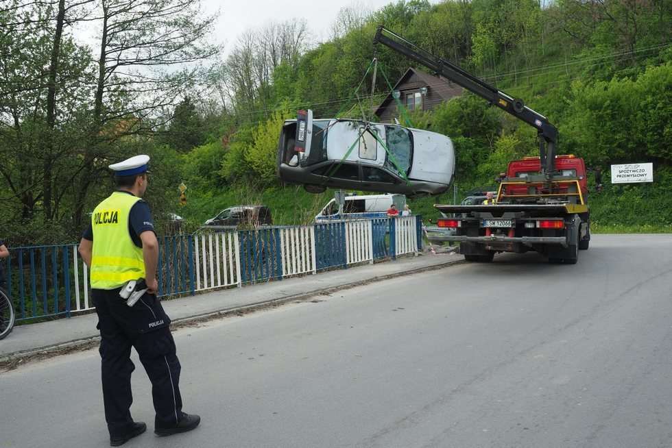  Pliszczyn: samochód spadł z mostu i dachował (zdjęcie 9) - Autor: Maciej Kaczanowski