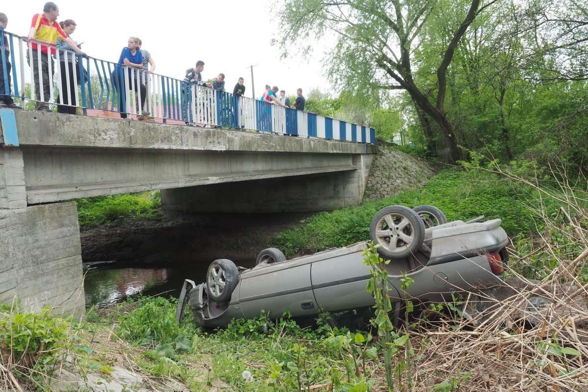 Pliszczyn: samochód spadł z mostu i dachował - Autor: Maciej Kaczanowski