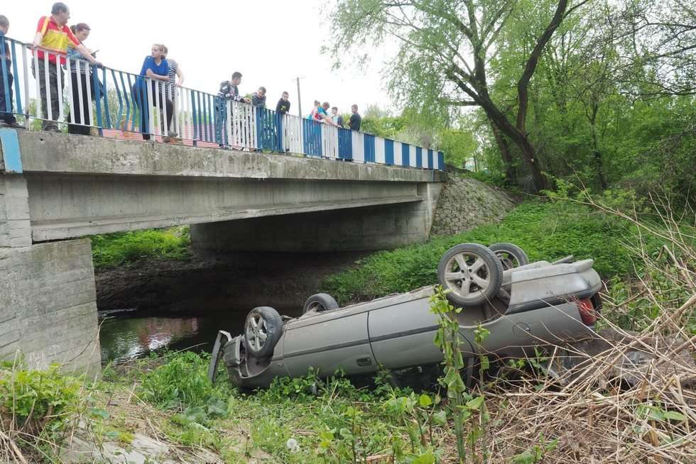  Pliszczyn: samochód spadł z mostu i dachował (zdjęcie 1) - Autor: Maciej Kaczanowski