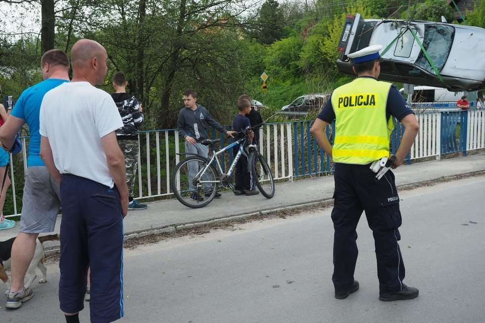  Pliszczyn: samochód spadł z mostu i dachował (zdjęcie 10) - Autor: Maciej Kaczanowski