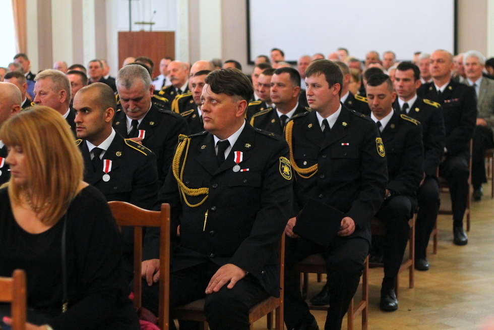  Podziękowania i awanse dla strażaków z powiatu puławskiego (zdjęcie 24) - Autor: Radosław Szczęch