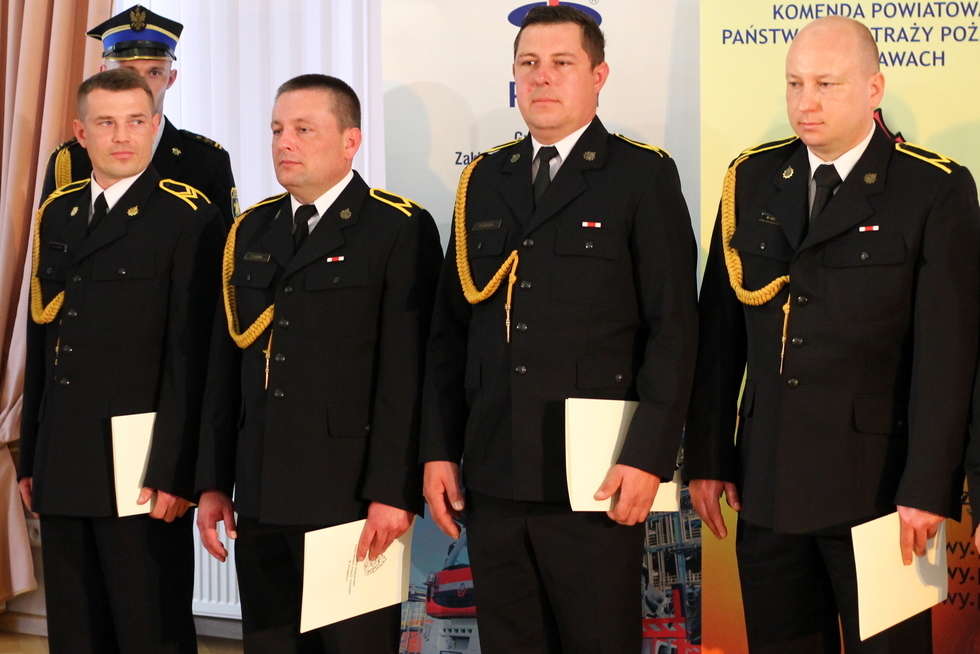  Podziękowania i awanse dla strażaków z powiatu puławskiego (zdjęcie 2) - Autor: Radosław Szczęch